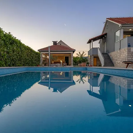 Nyaraló Marija - Three Bedroom With Private Pool And Terrace *