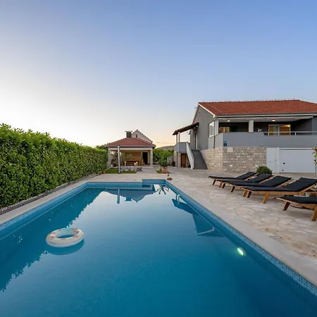 Nyaraló Marija - Three Bedroom With Private Pool And Terrace Šibenik